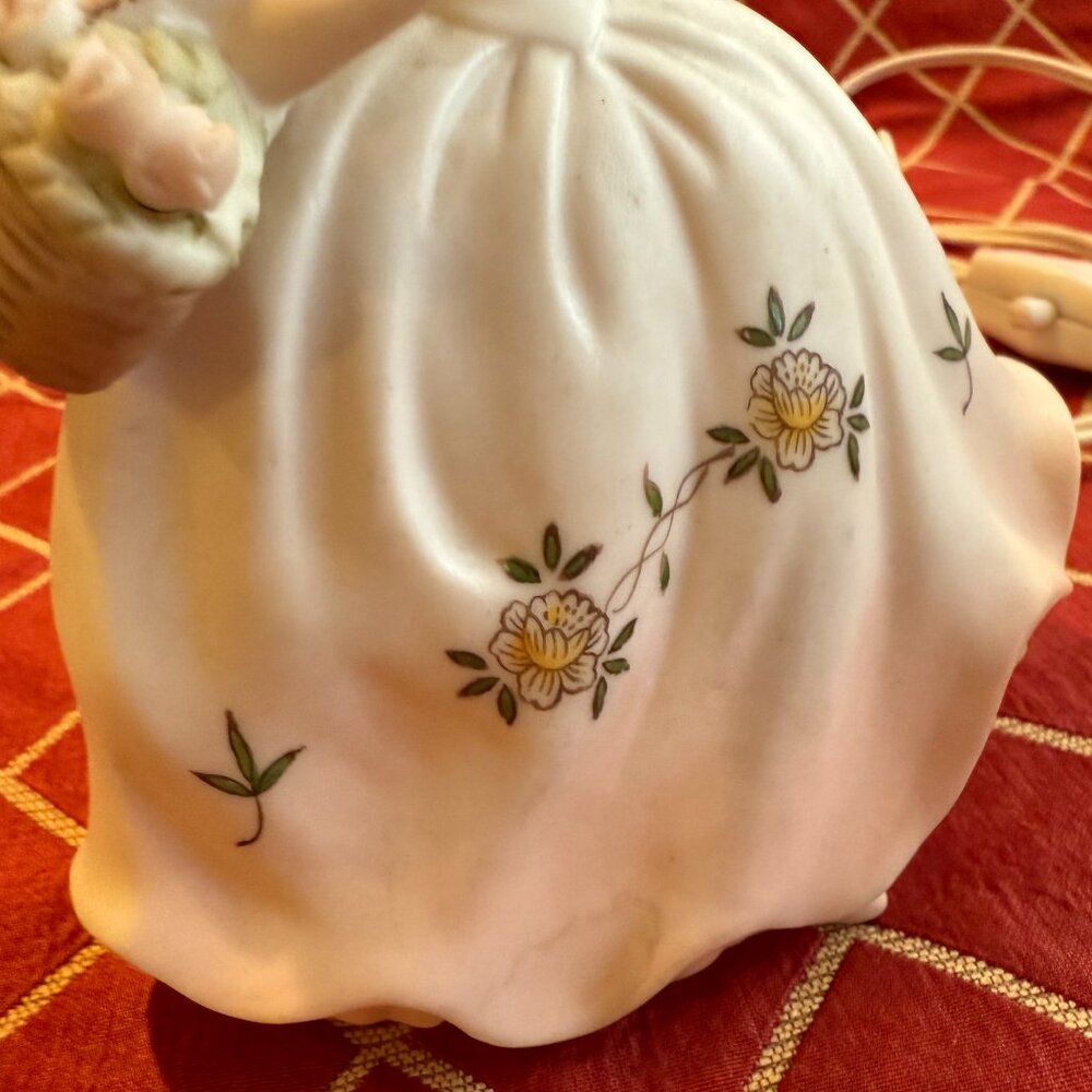 Vintage Lady Figurine Lamp. - Picture 11 of 13